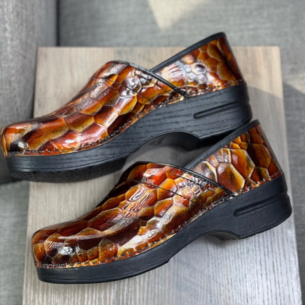 Dansko Professional Leather Clogs Shoes Women’s Size 41 Orange Brown Embossed